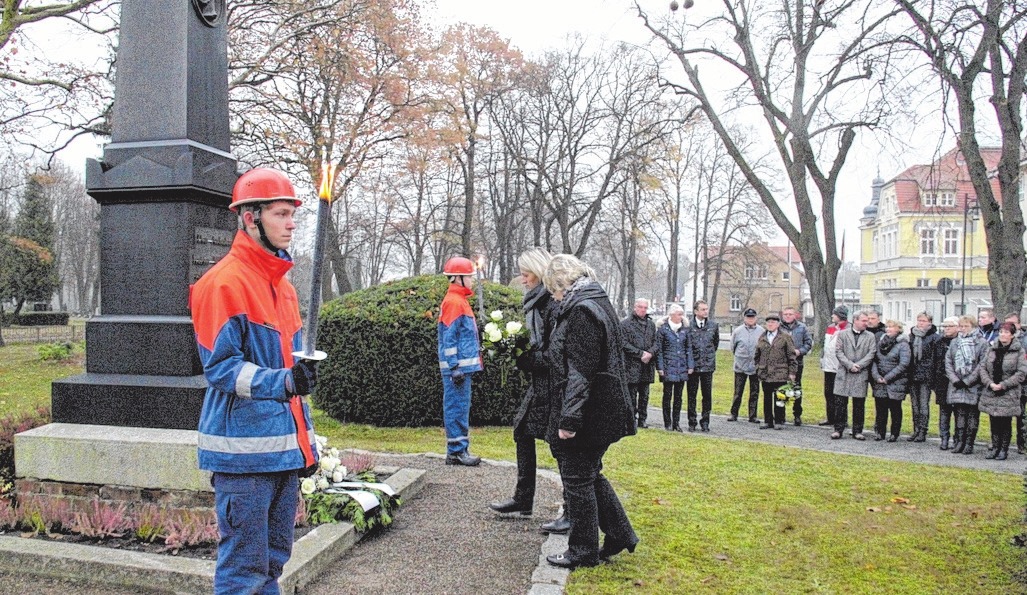 Die Jugendfeuerwehr stellte Fackelträger an den Denkmalen. Fotos (2): E.R. Die Jugendfeuerwehr stellte Fackelträger an den Denkmalen. Fotos (2): E.R.
