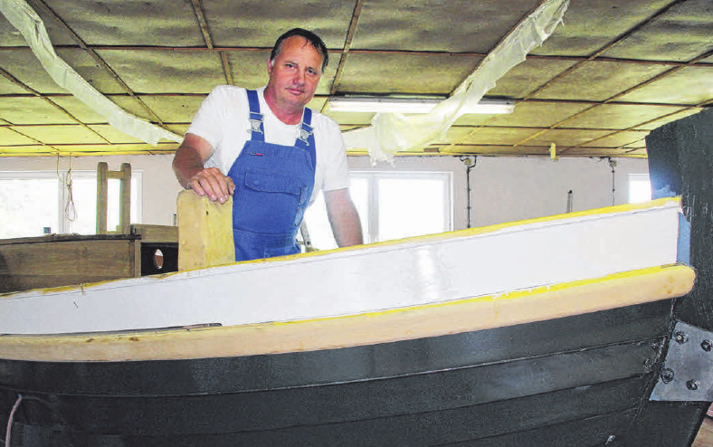 Bootsbauer Ralf Asmus repariert neben Sport- und Freizeitbooten auch traditionelle Fischkutter in Holzbauweise. Foto: Verena Wolff Bootsbauer Ralf Asmus repariert neben Sport- und Freizeitbooten auch traditionelle Fischkutter in Holzbauweise. Foto: Verena Wolff