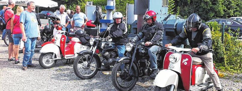 Etwa 250 historische Fahrzeuge können am Samstag und Sonntag bestaunt werden. Darüber hinaus gibt es auch einige Vorführungen. Etwa 250 historische Fahrzeuge können am Samstag und Sonntag bestaunt werden. Darüber hinaus gibt es auch einige Vorführungen.