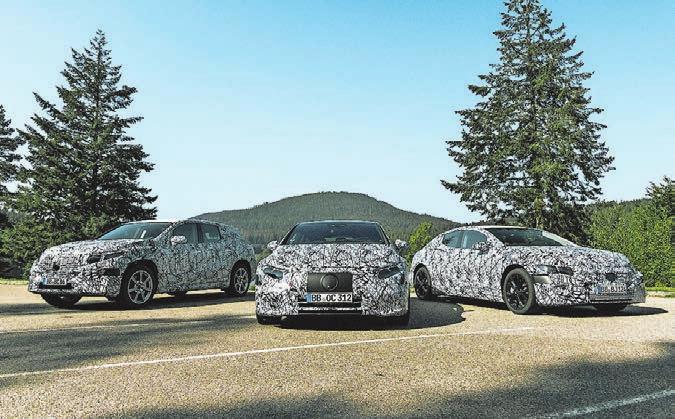 Getarnte Zukunftsaussichten bei Mercedes: Der EQS (Mitte) kommt 2021. Bild: HO