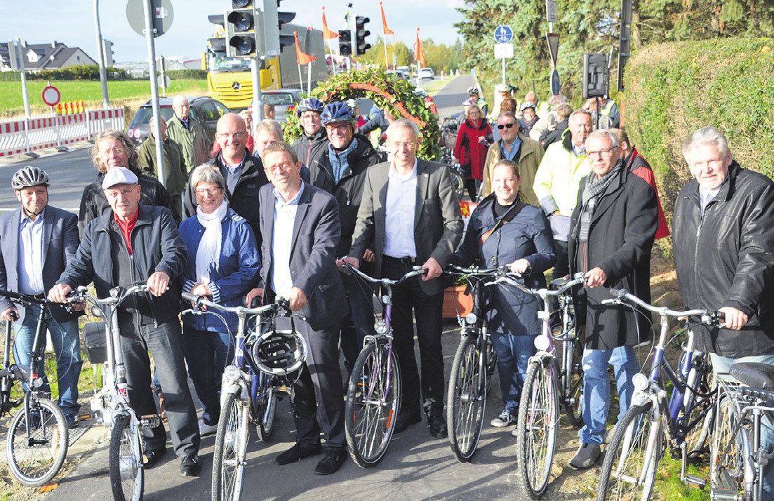 Zwischen Hehlingen und Almke wurde kürzlich die neue Radwegeverbindung eingeweiht. Der Weg ist 5,5 Kilometer lang und war in einem Jahr gebaut worden. Zwischen Hehlingen und Almke wurde kürzlich die neue Radwegeverbindung eingeweiht. Der Weg ist 5,5 Kilometer lang und war in einem Jahr gebaut worden.