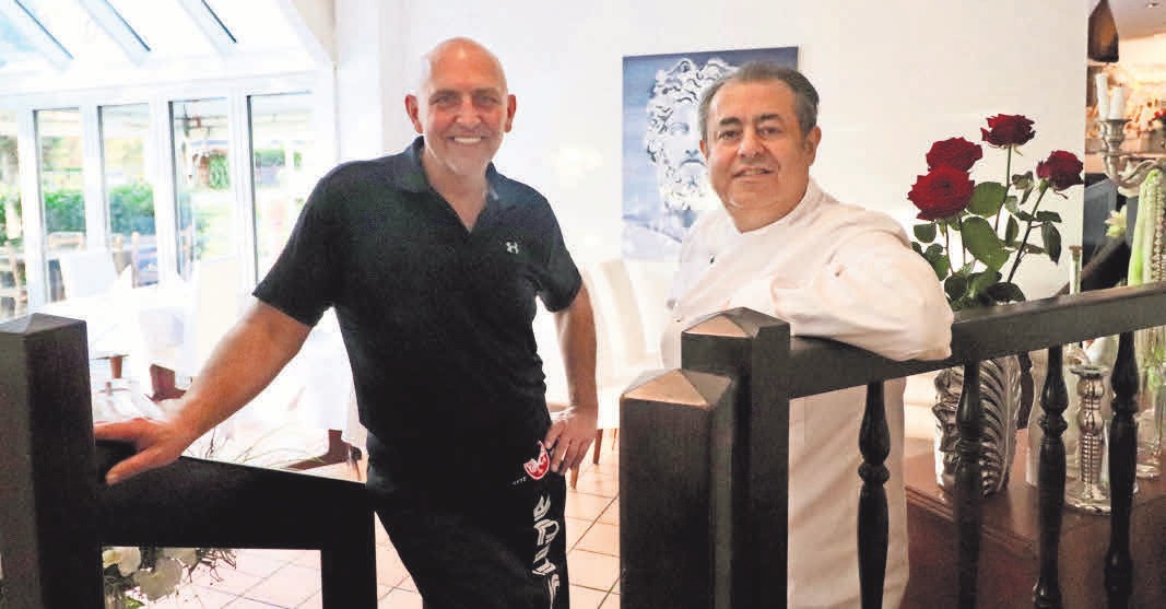 Ralf Kootsch und Saki tischen den Gästen im Restaurant Zeus authentische griechische Speisen auf. Zum Fest stehen aber auch Gans und Ente auf der Karte. Ralf Kootsch und Saki tischen den Gästen im Restaurant Zeus authentische griechische Speisen auf. Zum Fest stehen aber auch Gans und Ente auf der Karte.
