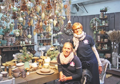 Teamleiterin Sabine Wintzer (rechts) und Anja Boysen von der floralen Gestaltung haben viele gute Ideen umgesetzt Foto: jae