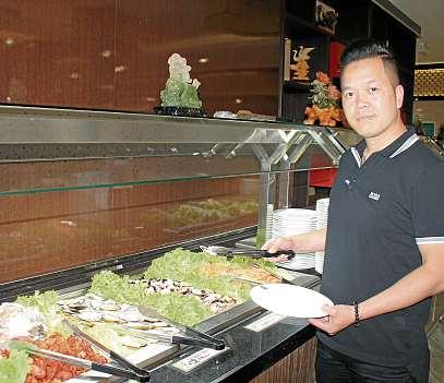 Geschäftsführer Thanh Tam Nguyen bietet in seinem Restaurant köstliche Spezialitäten aus Meer und Süßwasser an. FOTO: KIB Geschäftsführer Thanh Tam Nguyen bietet in seinem Restaurant köstliche Spezialitäten aus Meer und Süßwasser an. FOTO: KIB
