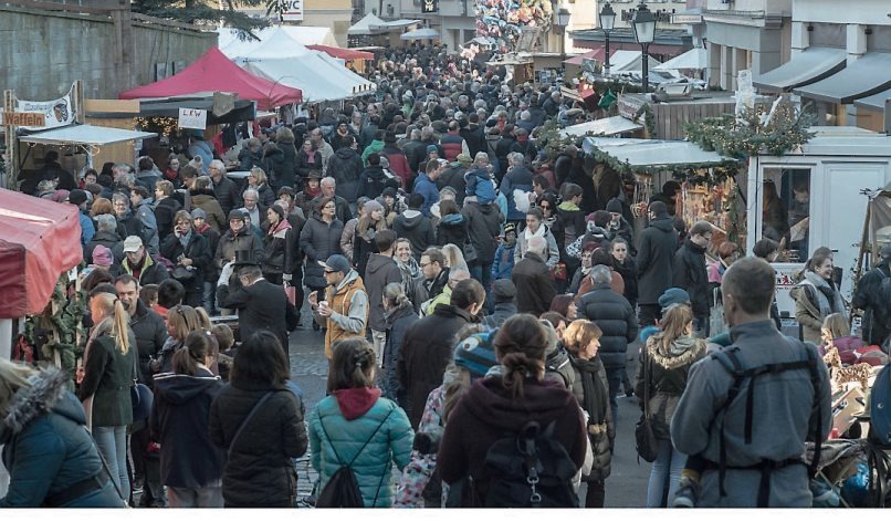 Fröhliches Treiben prägt den Tübinger Weihnachtsmarkt. Fröhliches Treiben prägt den Tübinger Weihnachtsmarkt.