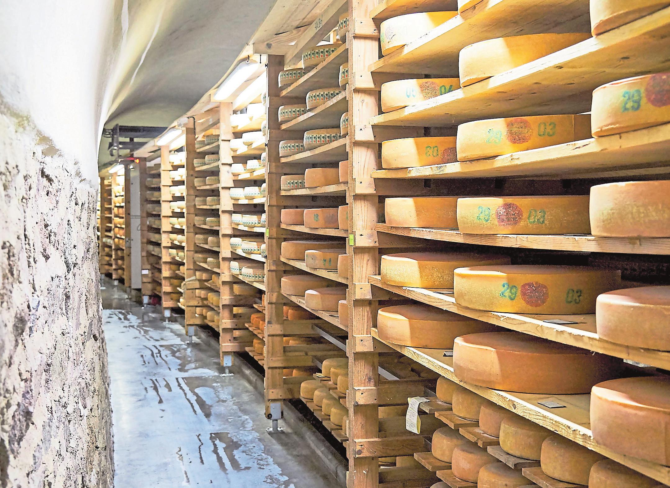 Bei der Veredelung erfährt der Käse eine sortenspezifische Behandlung mit Wein, Sud, Salzlake oder mit anderen Methoden.