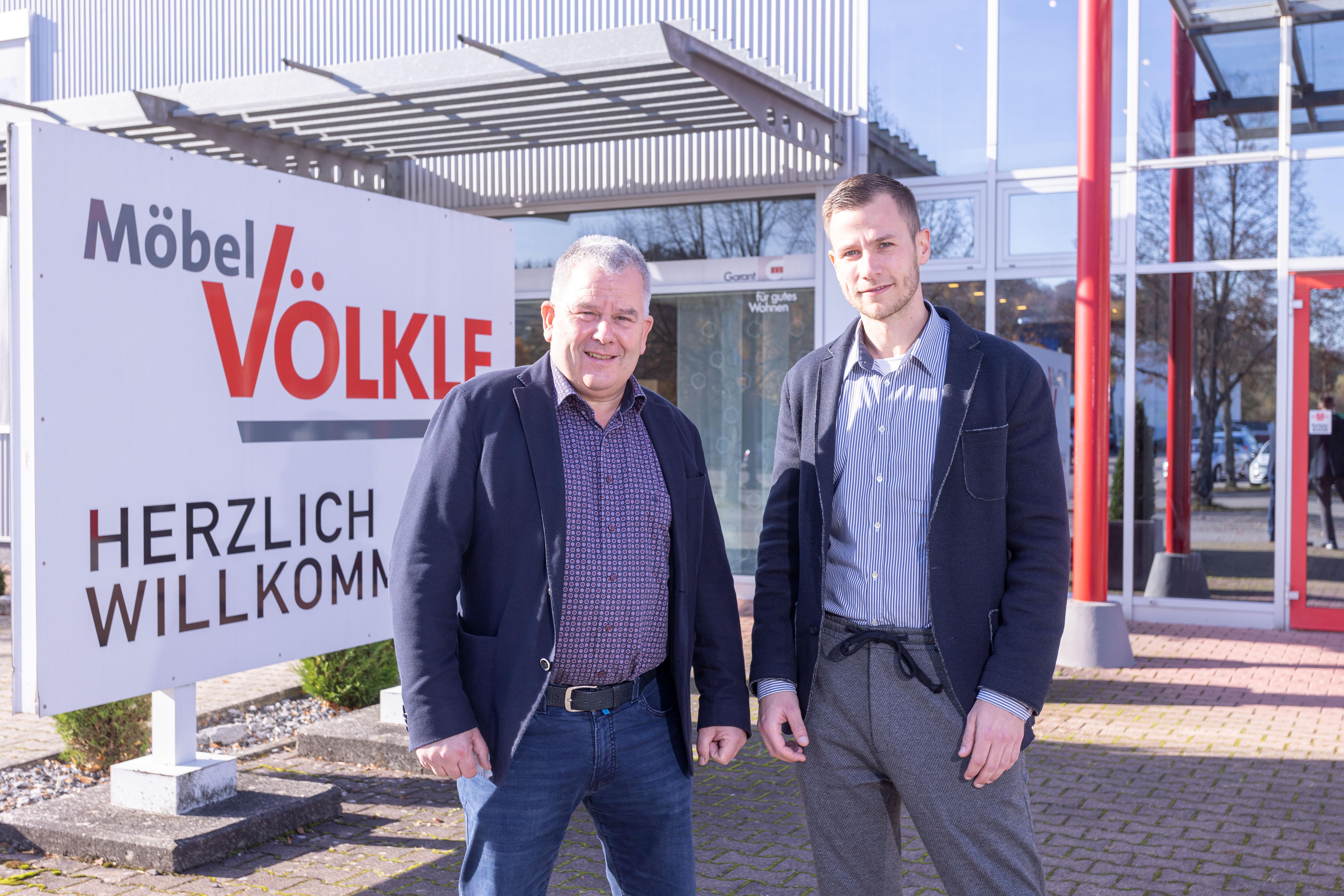 Stehen für einen erfolgreichen Einzelhandel vor Ort: Rüdiger und Benjamin Völkle von Möbel Völkle (von links) . FOTO: MORITZ