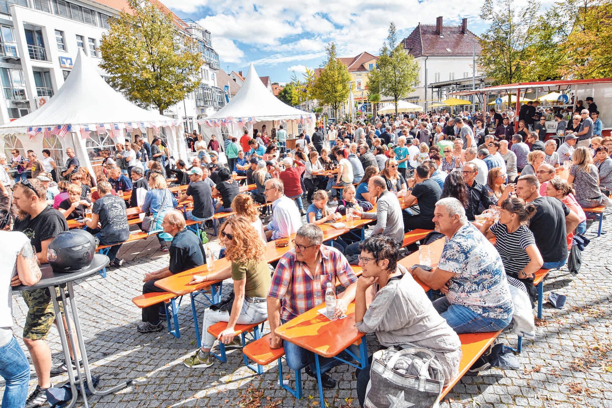 Das Publikum lauscht gebannt der Musik und freut sich auf Burger & Co. FOTO: AXEL PRIES Das Publikum lauscht gebannt der Musik und freut sich auf Burger & Co. FOTO: AXEL PRIES