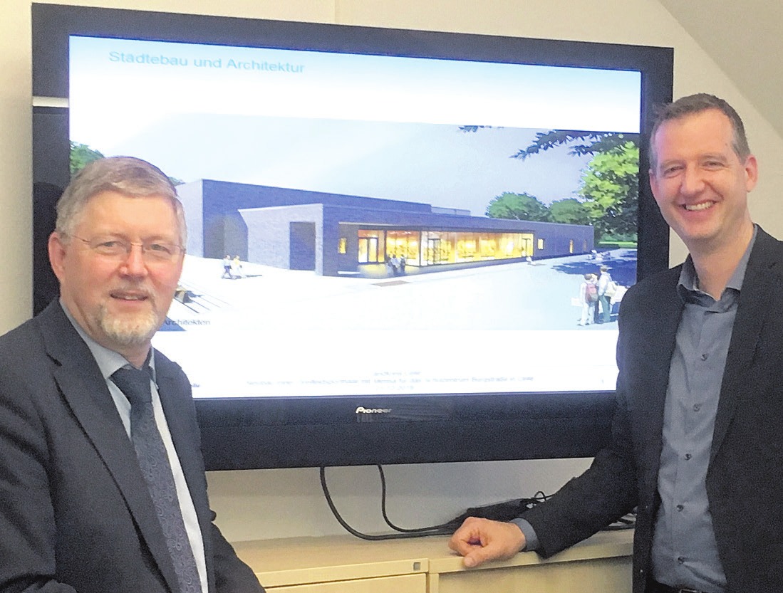Schuldezernent Reinhard Toboll (links) und Jörg Bollmann, Geschäftsführer der Firma August Reiners Hochbau GmbH, zeigen eine Ansicht der neuen Halle mit Mensa für das Schulzentrum Burgstraße. Foto: Landkreis Celle Schuldezernent Reinhard Toboll (links) und Jörg Bollmann, Geschäftsführer der Firma August Reiners Hochbau GmbH, zeigen eine Ansicht der neuen Halle mit Mensa für das Schulzentrum Burgstraße. Foto: Landkreis Celle