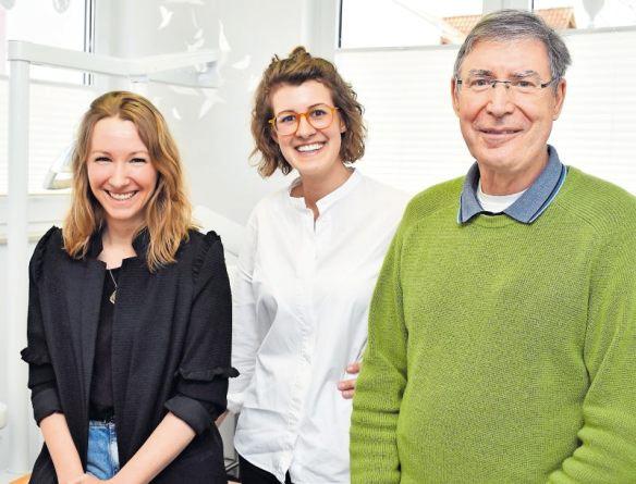Praxisübergabe: Sarah Kühn (links) und Lea Wüsthoff haben zum ersten April die Praxis von Klaus Dann übernommen. FOTO: SCHENK Praxisübergabe: Sarah Kühn (links) und Lea Wüsthoff haben zum ersten April die Praxis von Klaus Dann übernommen. FOTO: SCHENK