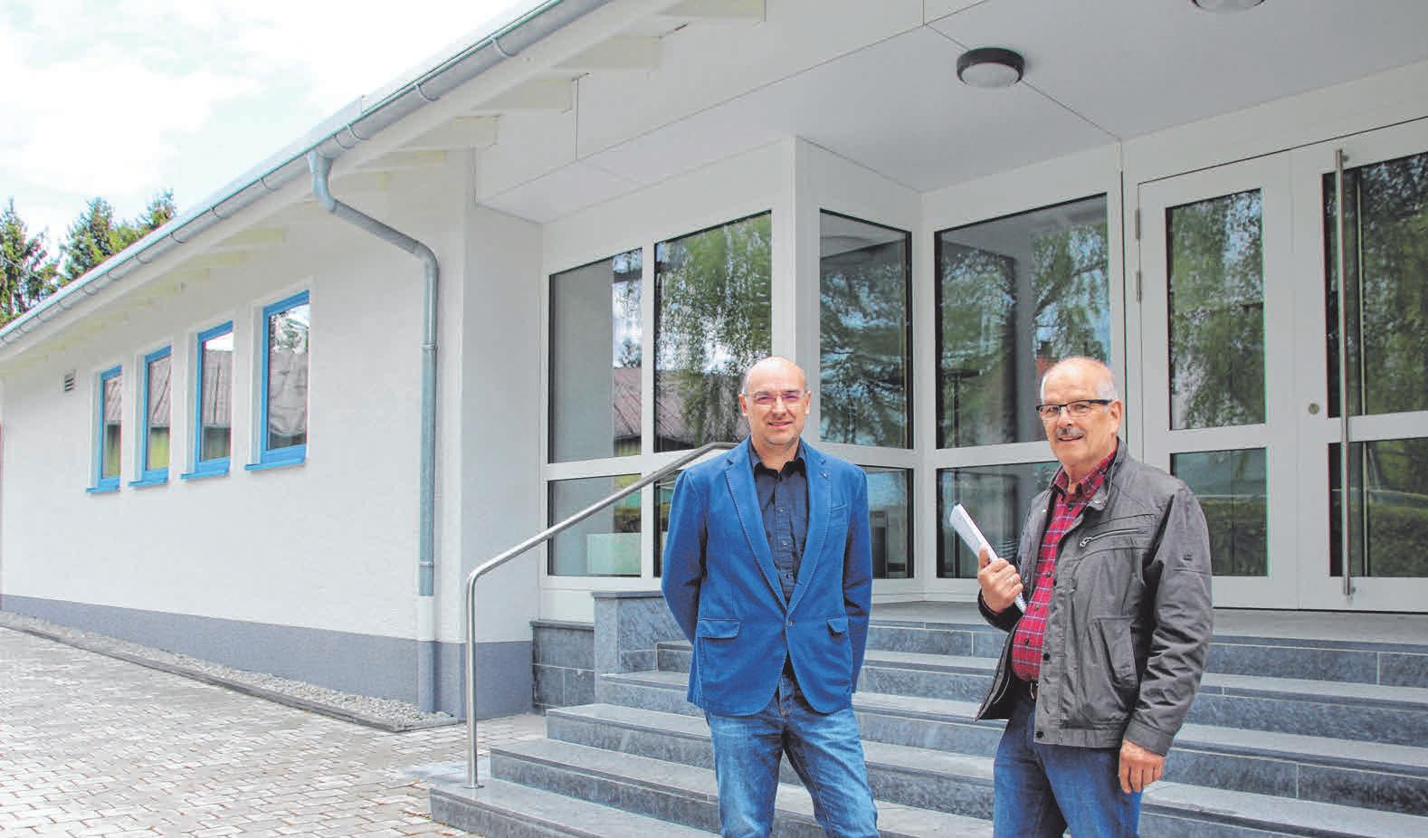 Unlingens Bürgermeister Erwin Hölz (l.) und Ortsvorsteher Robert Halbherr stehen am Eingang. Unlingens Bürgermeister Erwin Hölz (l.) und Ortsvorsteher Robert Halbherr stehen am Eingang.