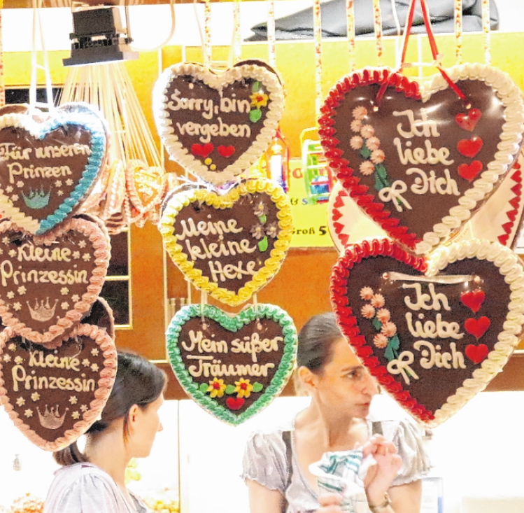 Etwas Süßes gefällig? Auf dem Rummelplatz sorgen Verkaufsbuden mit Lebkuchenherzen, gebrannten Mandeln und Zuckerwatte für den typischen Volksfest-Duft. FOTO:ROLAND PLEIER Etwas Süßes gefällig? Auf dem Rummelplatz sorgen Verkaufsbuden mit Lebkuchenherzen, gebrannten Mandeln und Zuckerwatte für den typischen Volksfest-Duft. FOTO:ROLAND PLEIER