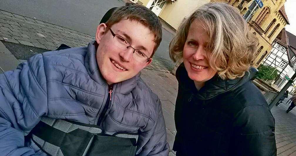 DMH-Mitarbeiterin Christiane Neemann hat selbst einen Sohn mit Duchenne-Muskeldystrophie  Foto: privat