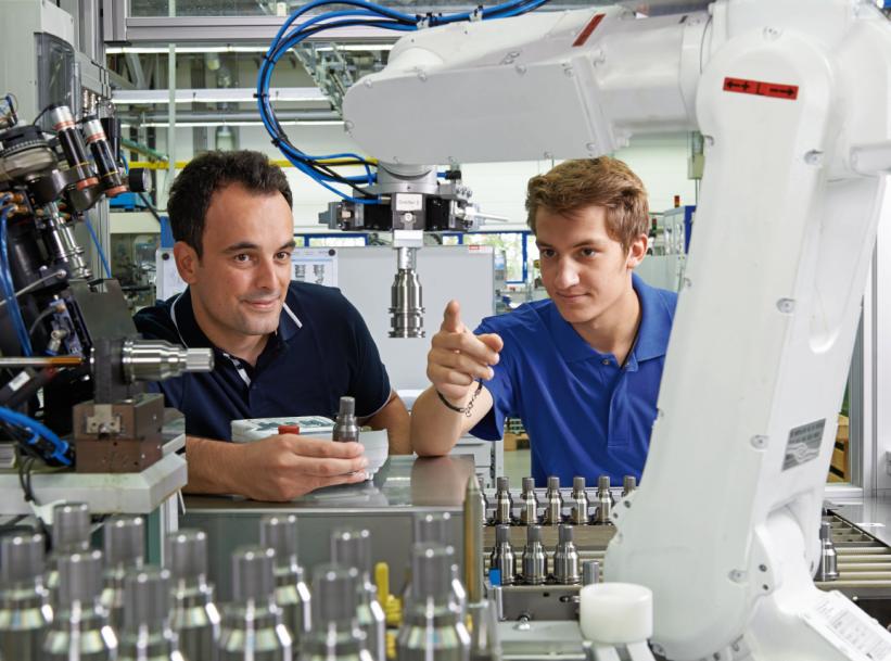 Insgesamt 19 Unternehmen der Zerspanungstechnik stehen am Freitagnachmittag, 22. November 2019, im Foyer der Erwin-Teufel-Schule in Spaichingen bereit, um ihre Angebote rund um Ausbildung, Studium und Praktika vorzustellen. FOTO: GVD Insgesamt 19 Unternehmen der Zerspanungstechnik stehen am Freitagnachmittag, 22. November 2019, im Foyer der Erwin-Teufel-Schule in Spaichingen bereit, um ihre Angebote rund um Ausbildung, Studium und Praktika vorzustellen. FOTO: GVD