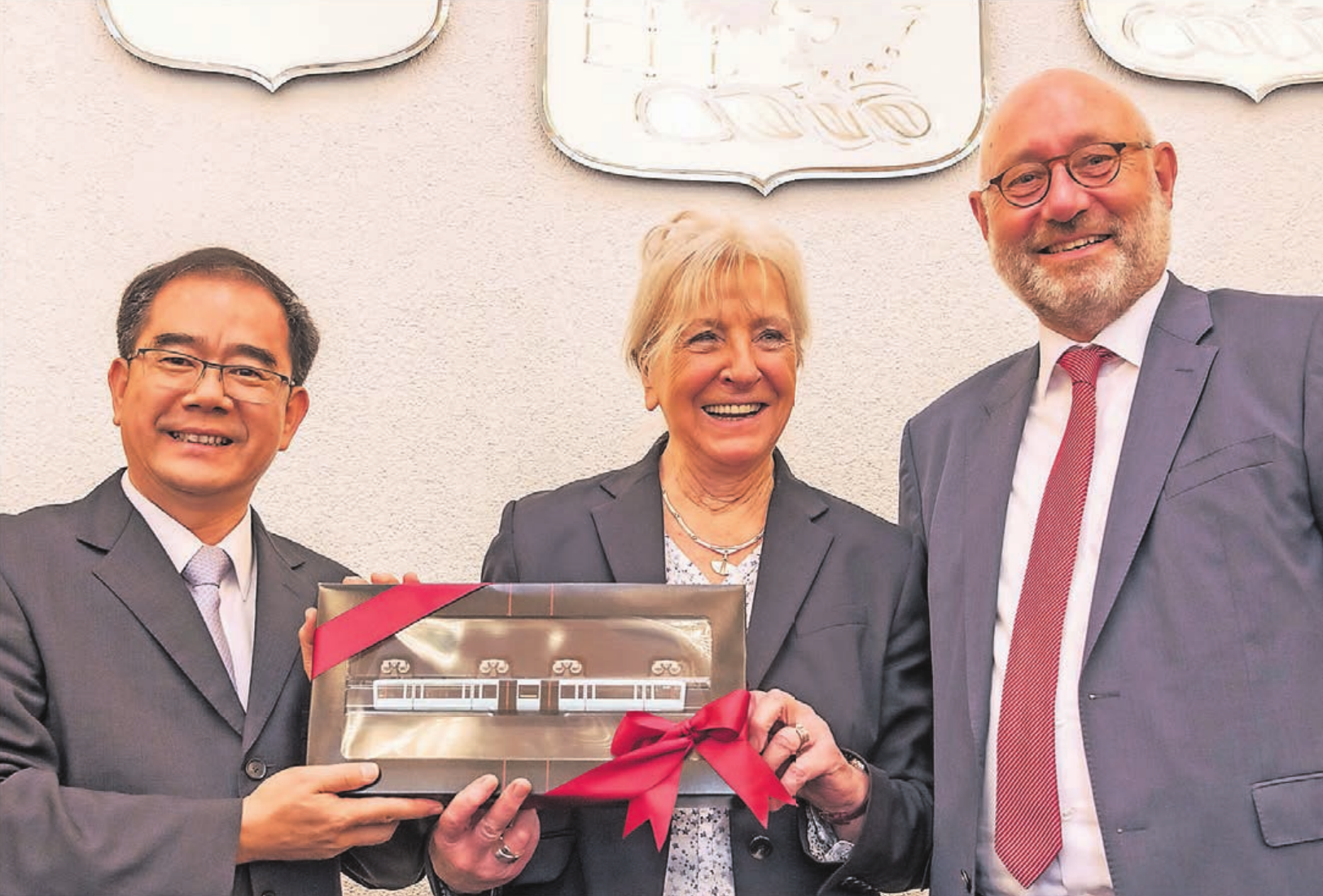 Der Regierungschef der Wuppertaler Partnerstadt Dongguan, Weidong Liang, war vor einem Jahr zu Besuch im Rathaus. Dort traf er unter anderem Bürgermeisterin Ursula Schulz und Stadtdirektor Dr. Johannes Slawig. Der Regierungschef der Wuppertaler Partnerstadt Dongguan, Weidong Liang, war vor einem Jahr zu Besuch im Rathaus. Dort traf er unter anderem Bürgermeisterin Ursula Schulz und Stadtdirektor Dr. Johannes Slawig.