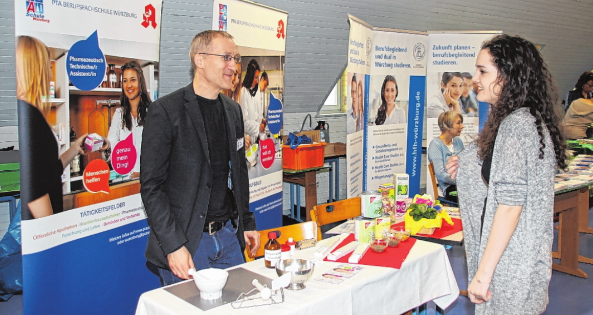 Über 70 Aussteller präsentieren eine Vielzahl an Ausbildungsmöglichkeiten. FOTO: SIEGFRIED SEBELKA Über 70 Aussteller präsentieren eine Vielzahl an Ausbildungsmöglichkeiten. FOTO: SIEGFRIED SEBELKA