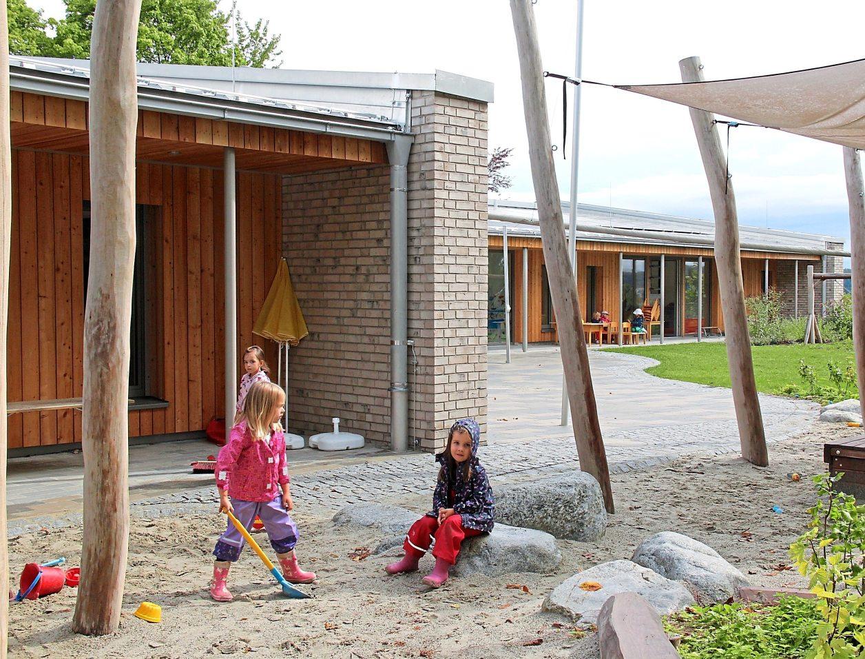 An die Trakte für die Krippenkinder- und die Kindergartenkinder schließt sich ein großer Garten an. An die Trakte für die Krippenkinder- und die Kindergartenkinder schließt sich ein großer Garten an.