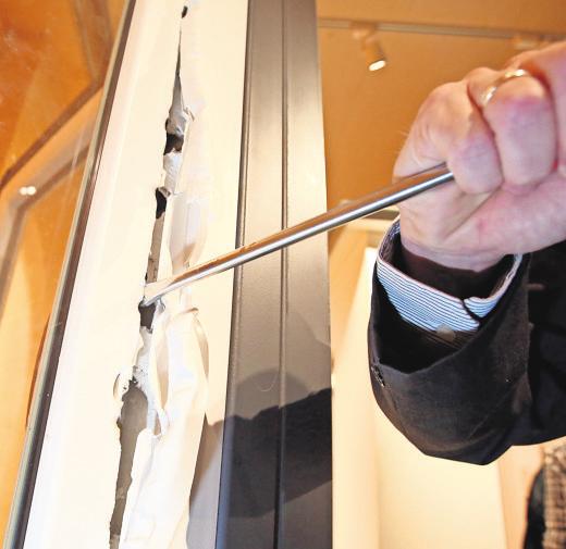 Ein Kriminalbeamter demonstriert in einer kriminalpolizeilichen Beratungsstelle in Hamburg, wie ein ungesichertes Fenster mit einem Schraubenzieher aufgebrochen werden kann. FOTO: BODO MARKS/DPA Ein Kriminalbeamter demonstriert in einer kriminalpolizeilichen Beratungsstelle in Hamburg, wie ein ungesichertes Fenster mit einem Schraubenzieher aufgebrochen werden kann. FOTO: BODO MARKS/DPA
