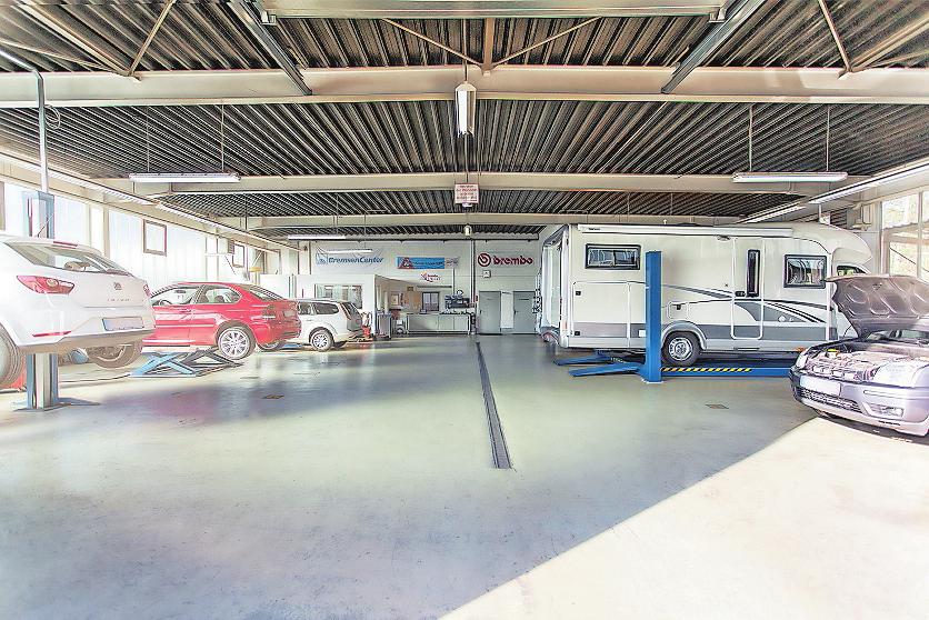 Viel Platz für Autos und andere Fahrzeuge: Eine spezielle Hebebühne kann bis zu 6,5 Tonnen stemmen. FOTO: AUTOHAUS LOCHNER/FREI Viel Platz für Autos und andere Fahrzeuge: Eine spezielle Hebebühne kann bis zu 6,5 Tonnen stemmen. FOTO: AUTOHAUS LOCHNER/FREI