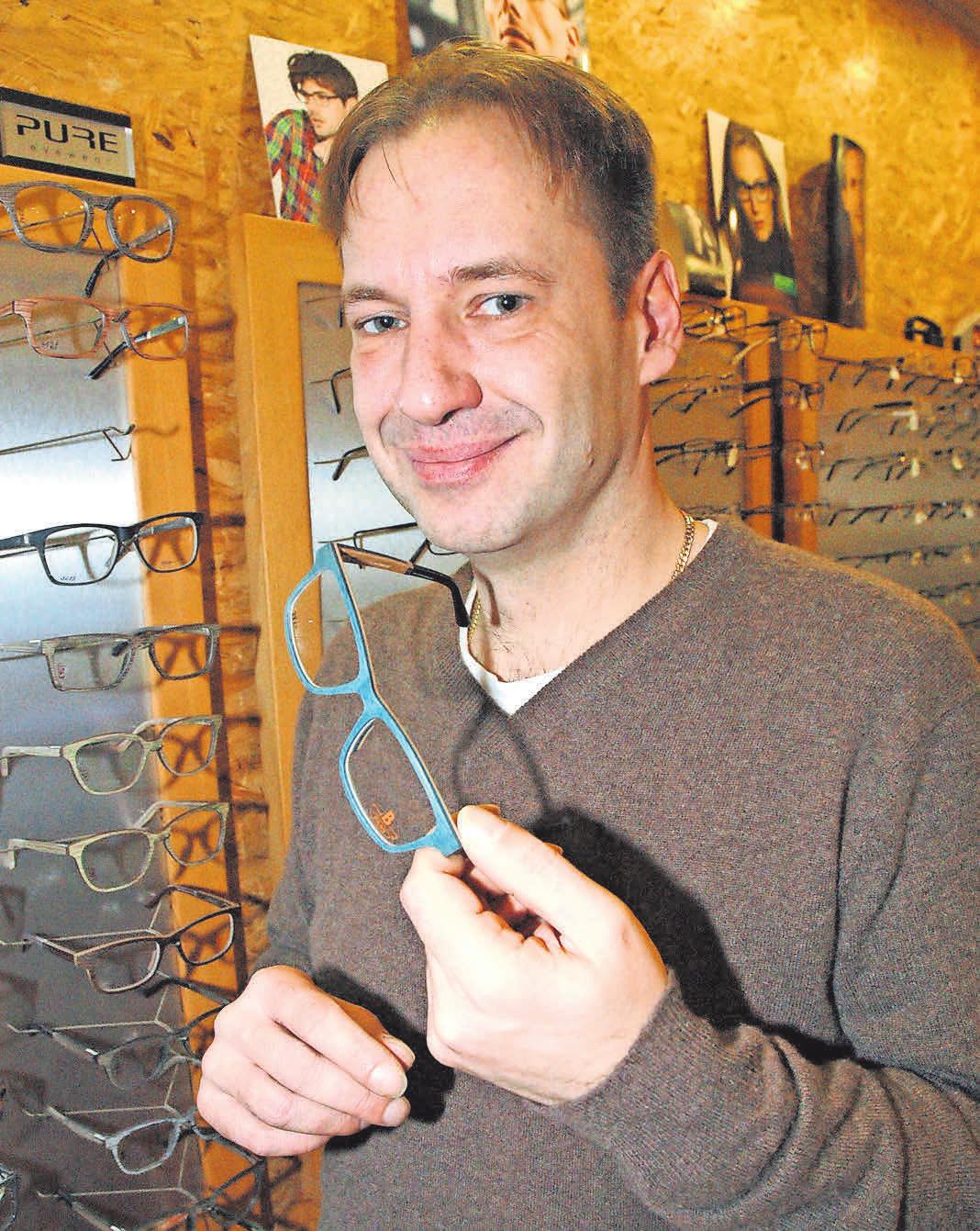 So bietet René Ehrmann (links) zum Beispiel Brillen aus dem natürlichen Werkstoff Holz, allergiefrei und mit der besonderen optischen Note an. So bietet René Ehrmann (links) zum Beispiel Brillen aus dem natürlichen Werkstoff Holz, allergiefrei und mit der besonderen optischen Note an.