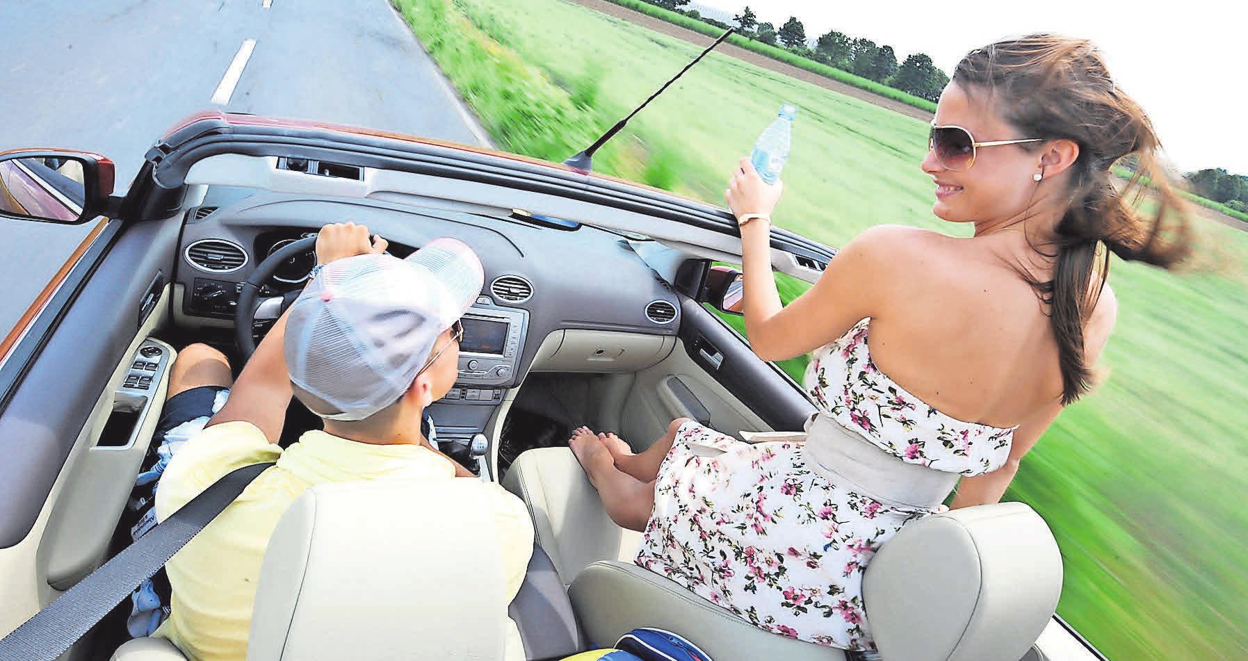 Waghalsige Sitzpositionen im Wagen können schwere Verletzungen zur Folge haben. Foto: Allianz Waghalsige Sitzpositionen im Wagen können schwere Verletzungen zur Folge haben. Foto: Allianz