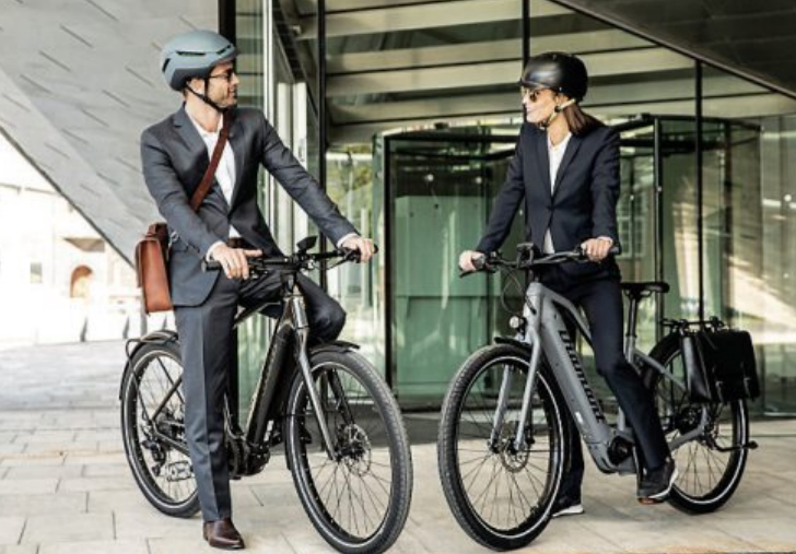 Mit dem Bike ins Büro. Vom Arbeitgeber geleaste Fahrräder lohnen sich finanziell ebenso wie für die Umwelt und die eigene Gesundheit. Bild: djd/www.mein-dienstrad.de Mit dem Bike ins Büro. Vom Arbeitgeber geleaste Fahrräder lohnen sich finanziell ebenso wie für die Umwelt und die eigene Gesundheit. Bild: djd/www.mein-dienstrad.de