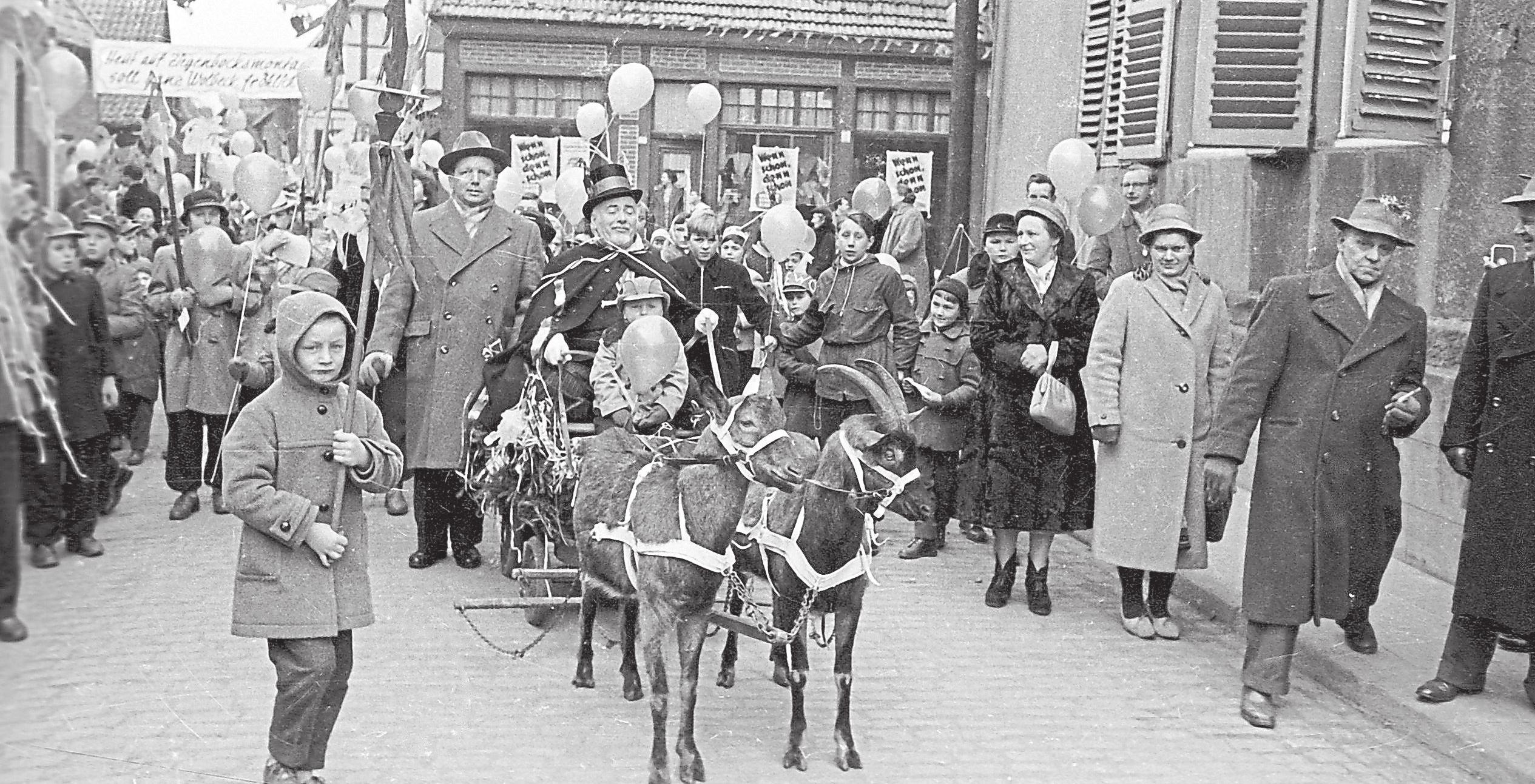 So sah der Ziegenbocksmontag in seinen Anfängen aus. Auch heute noch geht ein Ziegenbock als Maskottchen mit. Foto: ZiBoMo So sah der Ziegenbocksmontag in seinen Anfängen aus. Auch heute noch geht ein Ziegenbock als Maskottchen mit. Foto: ZiBoMo