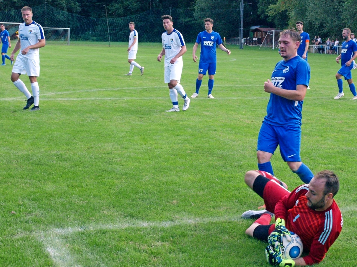 Kaum ein Durchkommen gab es für den SV Schluchtern (blaue Trikots) im Pokalspiel gegen die SGM Tiefenbach/Höchstberg. Und wenn doch war bei Keeper Daniel Hamberger meist Endstation. Foto: Martin Oheim Kaum ein Durchkommen gab es für den SV Schluchtern (blaue Trikots) im Pokalspiel gegen die SGM Tiefenbach/Höchstberg. Und wenn doch war bei Keeper Daniel Hamberger meist Endstation. Foto: Martin Oheim