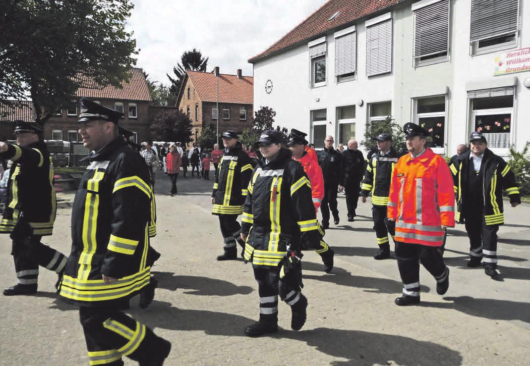 Spielmannszug auf dem Schulhof für musikalische