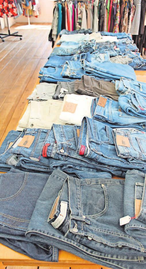 Der Second-Hand-Laden hat jede Menge Jeans im Abgebot. Der Second-Hand-Laden hat jede Menge Jeans im Abgebot.