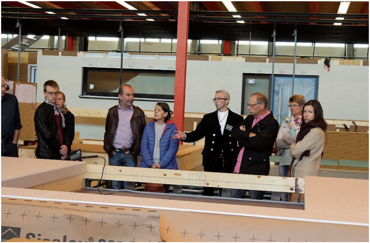 Am verkaufsoffenen Sonntag beteiligen sich auch Unternehmen aus dem Industriegebiet „Kastell“. So lädt beispielsweise die Firma Kitzlinge Haus am Sonntag Kunden, Freunde und Interessierte zum großen Ideentag ein. Ein Highlight dabei ist die Führung durch die Produktion. Bild: KitzlingerHaus
