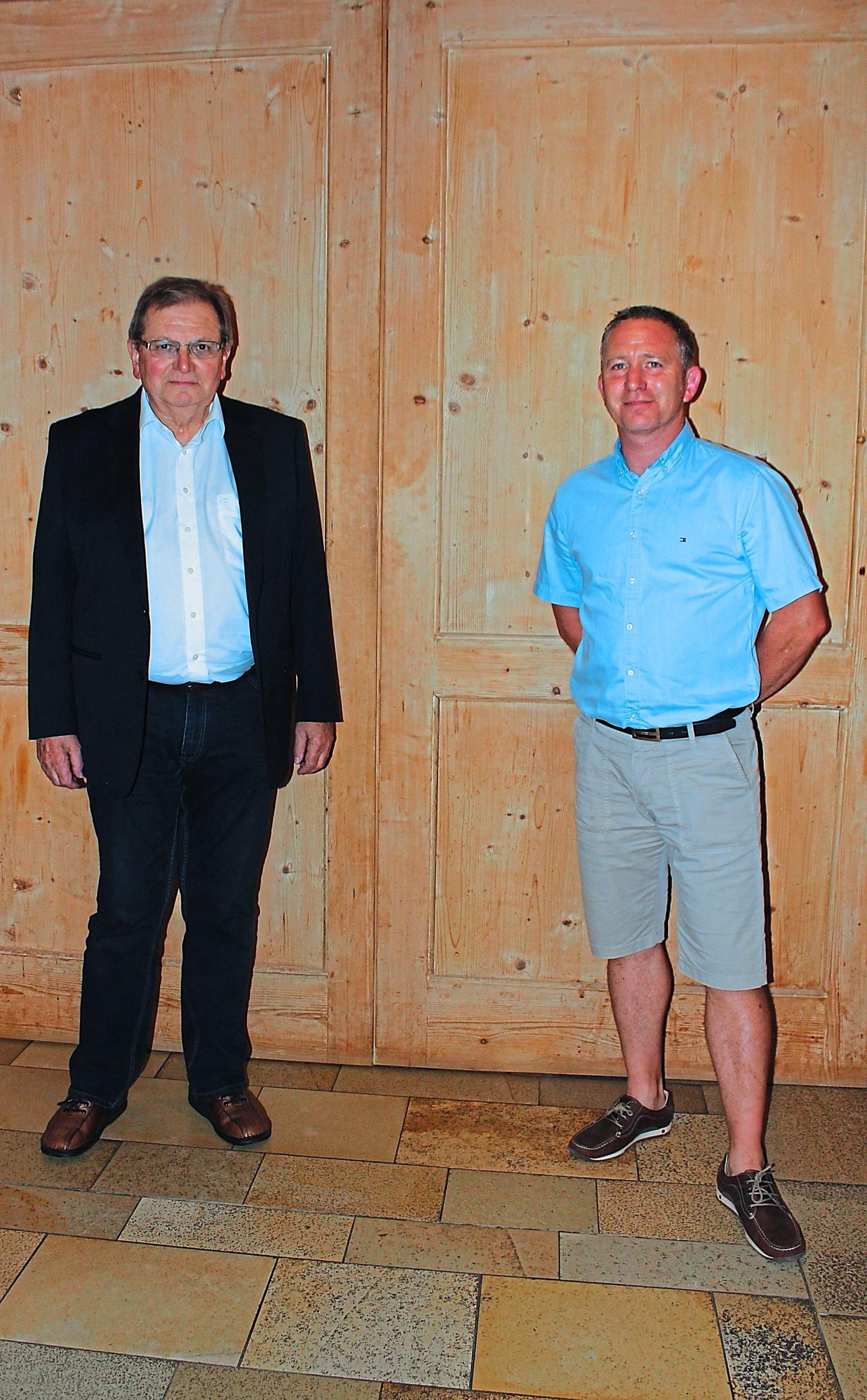 Edgar Haderer (links) war 43 Jahre lang in der Maler- und Lackiererinnung Eichstätt aktiv – jetzt hat er altersbedingt aufgehört. Sein Nachfolger ist Roland Stössl aus Preith. Foto: Manfred Höreth Edgar Haderer (links) war 43 Jahre lang in der Maler- und Lackiererinnung Eichstätt aktiv – jetzt hat er altersbedingt aufgehört. Sein Nachfolger ist Roland Stössl aus Preith. Foto: Manfred Höreth