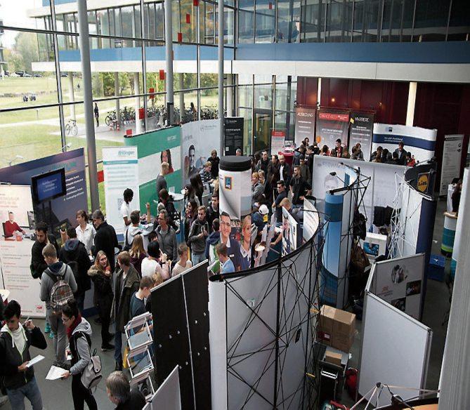 Beim Berufsinformationstag im Tübinger Landratsamt können sich Schülerinnen und Schüler an den Ständen der Ausbildungsbetriebe über die jeweiligen Berufsmöglichkeiten informieren. Bilder: Landratsamt Tübingen, Ulrich Metz