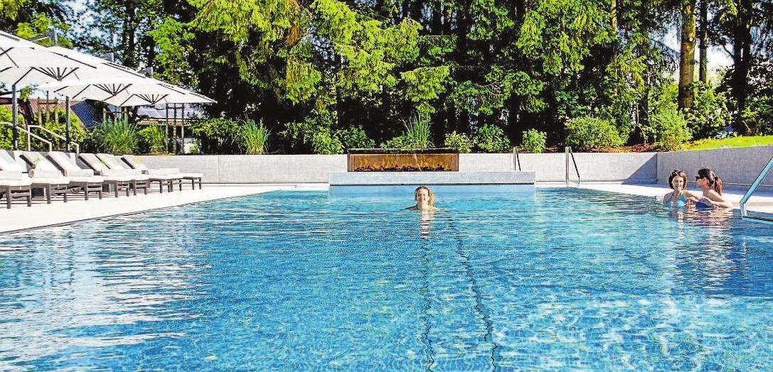 Erholung und Schwimmspaß gleichermaßen bietet der Außenpool. Foto: Steigenberger Hotel Der sonnenhof Erholung und Schwimmspaß gleichermaßen bietet der Außenpool. Foto: Steigenberger Hotel Der sonnenhof
