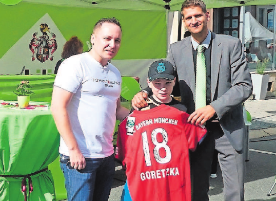 Der Tombola-Hauptpreis war ein signiertes Trikot des deutschen Fußball-Rekordmeister FC Bayern München. Der Tombola-Hauptpreis war ein signiertes Trikot des deutschen Fußball-Rekordmeister FC Bayern München.