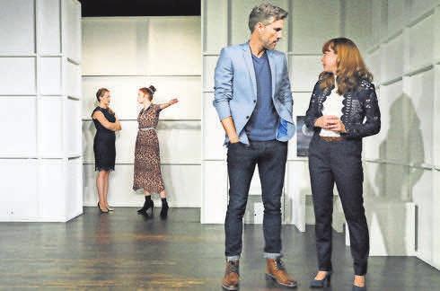 Bei der Vernissage versuchen Katja und Hilke zu verkuppeln (v. l: Mandy-Marie Mahrenholz, Jasmin Reif, Stefan Bockelmann, Joanna Semmelrogge). Oliver Vosshage Bei der Vernissage versuchen Katja und Hilke zu verkuppeln (v. l: Mandy-Marie Mahrenholz, Jasmin Reif, Stefan Bockelmann, Joanna Semmelrogge). Oliver Vosshage