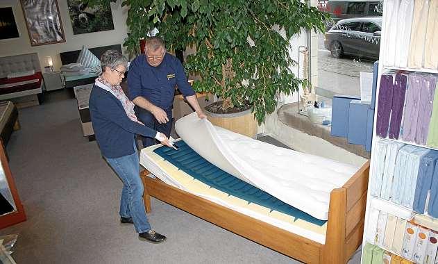Die Bettenexperten Monika und Georg Marquardt sind fasziniert von der neuen Luftbett-Matratze. FOTO: HFR Die Bettenexperten Monika und Georg Marquardt sind fasziniert von der neuen Luftbett-Matratze. FOTO: HFR