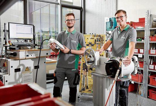 Studierte Mechatroniker sind vielseitig in den Entwicklungsabteilungen einsetzbar – von Software- und Hardware-Entwicklung bis zur mechanischen Entwicklung. Bild: Arburg Studierte Mechatroniker sind vielseitig in den Entwicklungsabteilungen einsetzbar – von Software- und Hardware-Entwicklung bis zur mechanischen Entwicklung. Bild: Arburg