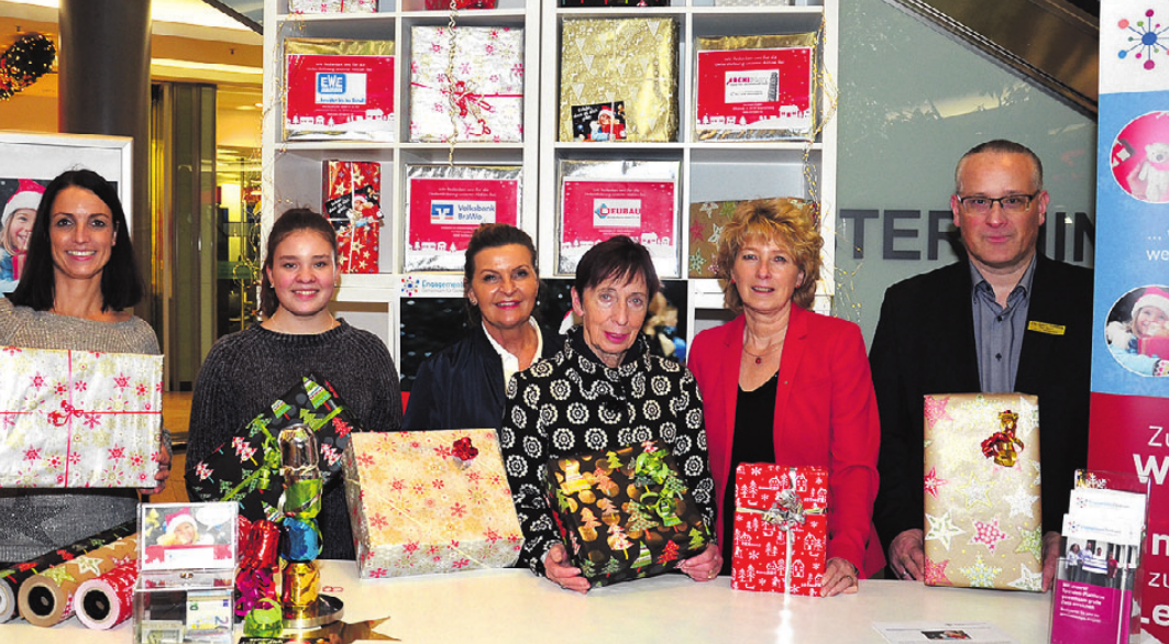 Meike Krenz, Kim Weingart, Martina Krüger (alle drei EngagementZentrum), Bürgermeisterin Bärbel Weist, Claudia Kayser und Ralf Minks (City Galerie) freuen sich auf viele Geschenke für Kinder. Meike Krenz, Kim Weingart, Martina Krüger (alle drei EngagementZentrum), Bürgermeisterin Bärbel Weist, Claudia Kayser und Ralf Minks (City Galerie) freuen sich auf viele Geschenke für Kinder.