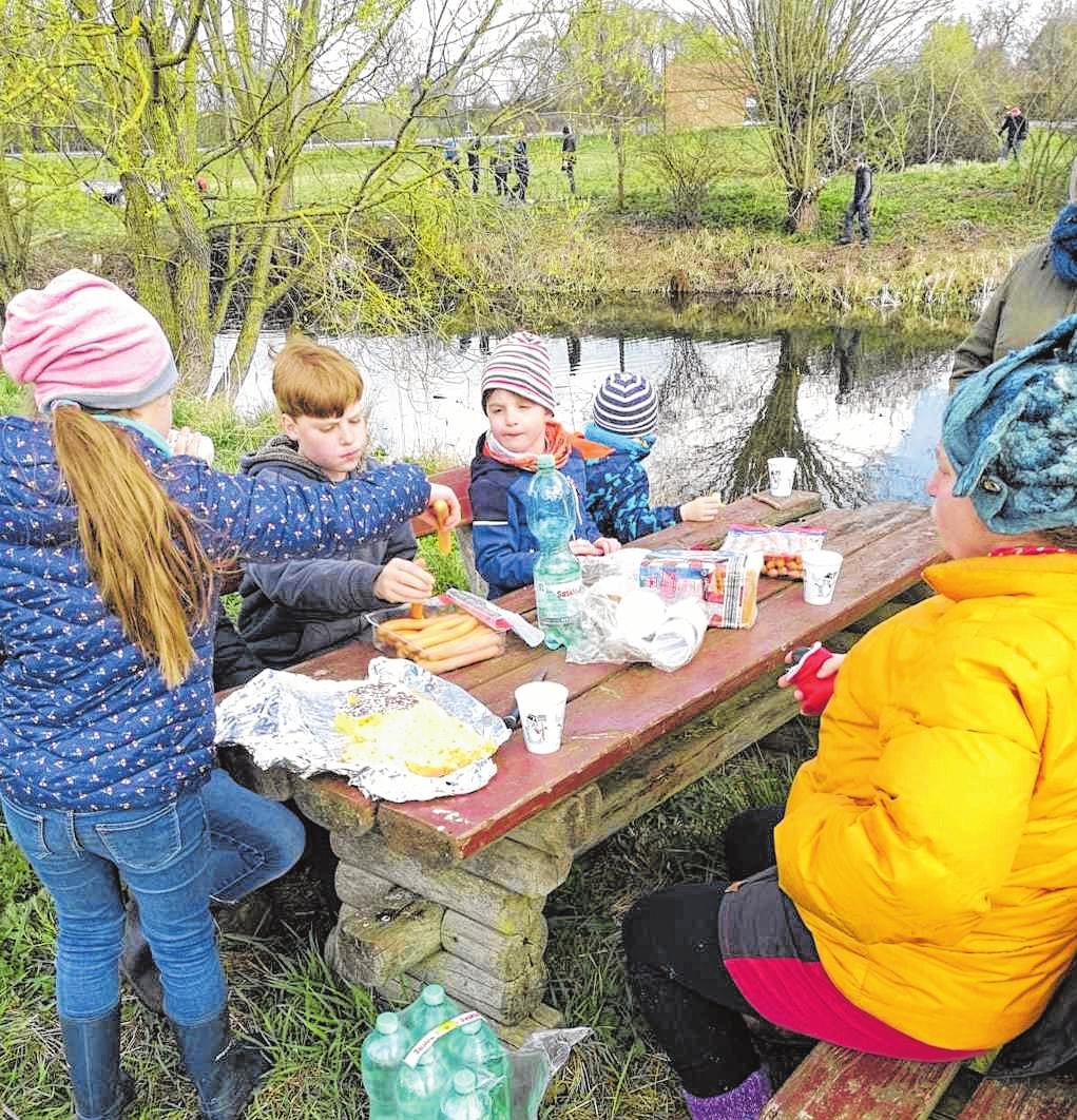 Als die Arbeit geschafft war, lud die Gemeinde zu einem kleinen Imbiss ein. Fotos: Mandy Krüger Als die Arbeit geschafft war, lud die Gemeinde zu einem kleinen Imbiss ein. Fotos: Mandy Krüger