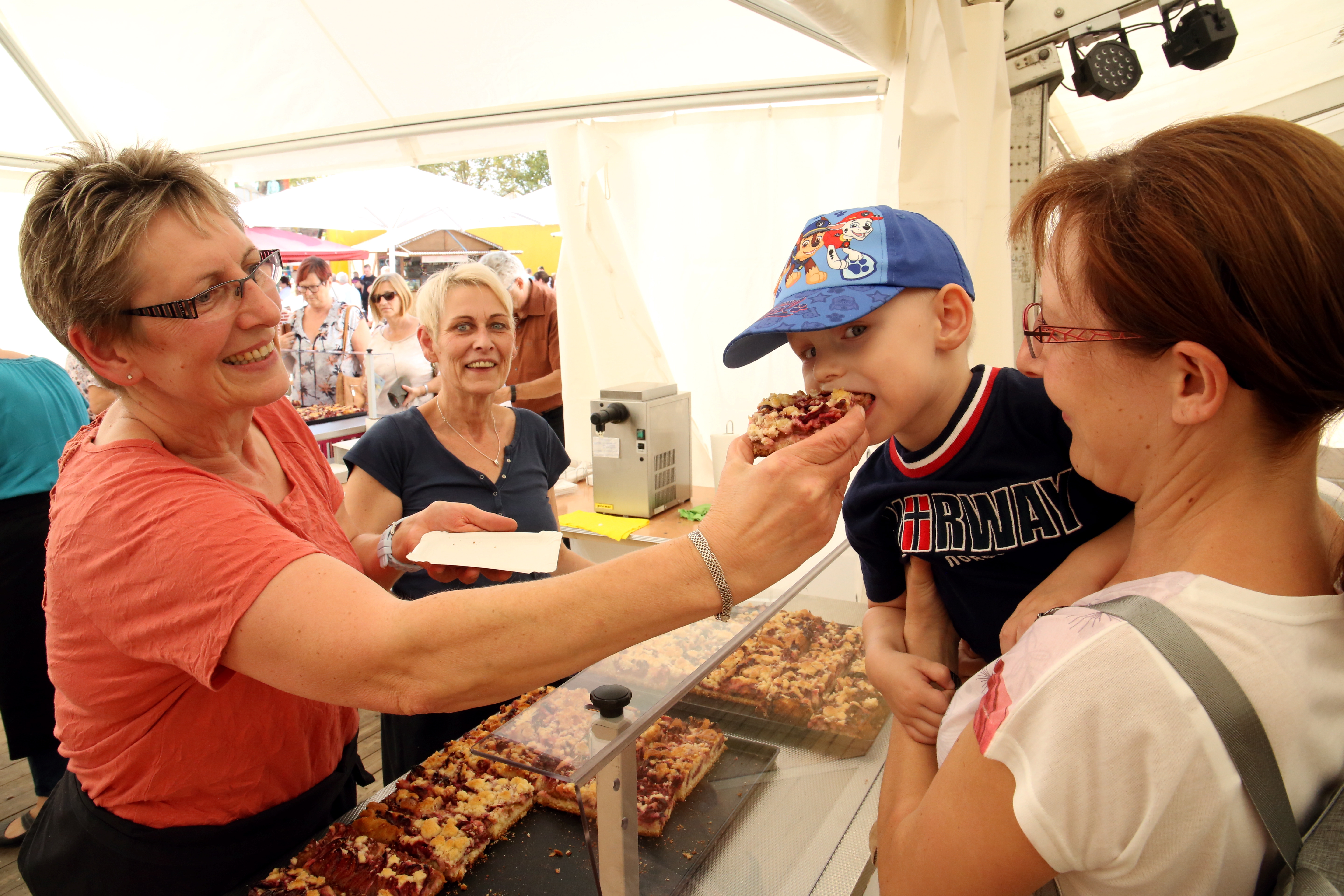 Tolle Karussells, tolle Unterhaltung. Aber das Beste an dem Fest ist doch der Pflaumenkuchen. FOTO: ENGELBERT PÜLICHER Tolle Karussells, tolle Unterhaltung. Aber das Beste an dem Fest ist doch der Pflaumenkuchen. FOTO: ENGELBERT PÜLICHER