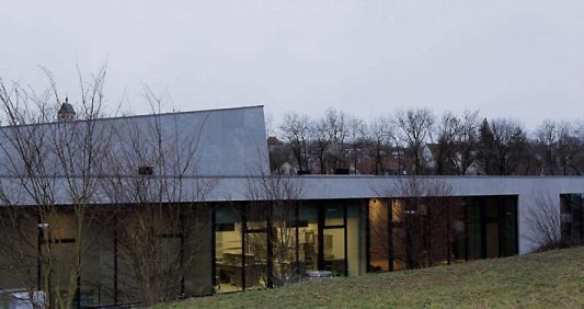 Der Kultursaal links mit Küche und Foyer. Bild: Uhland2 Der Kultursaal links mit Küche und Foyer. Bild: Uhland2