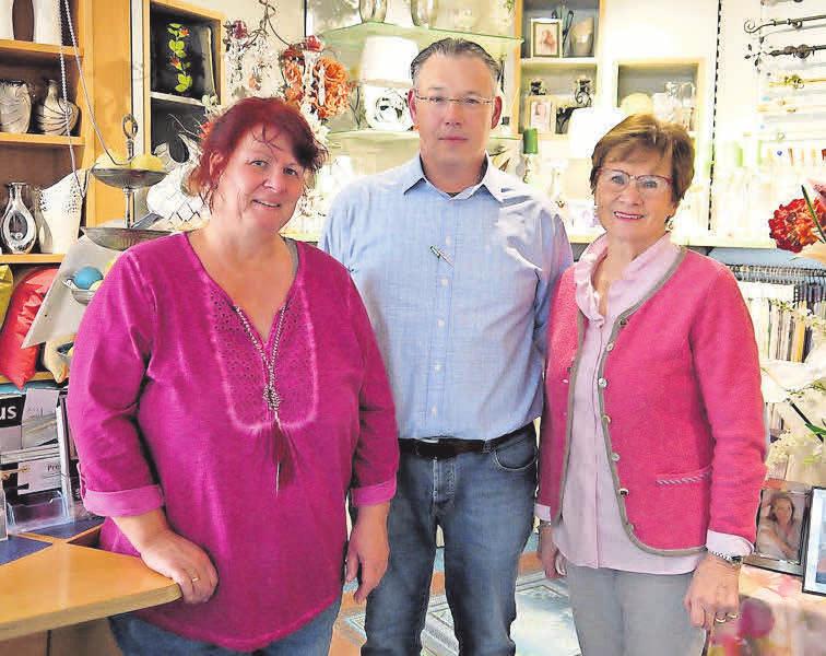 Mitarbeiterin Bettina Kreymeyer (links) sowie Oliver und Brunhilde Preuß sind weiterhin für ihre Kunden da. Mitarbeiterin Bettina Kreymeyer (links) sowie Oliver und Brunhilde Preuß sind weiterhin für ihre Kunden da.