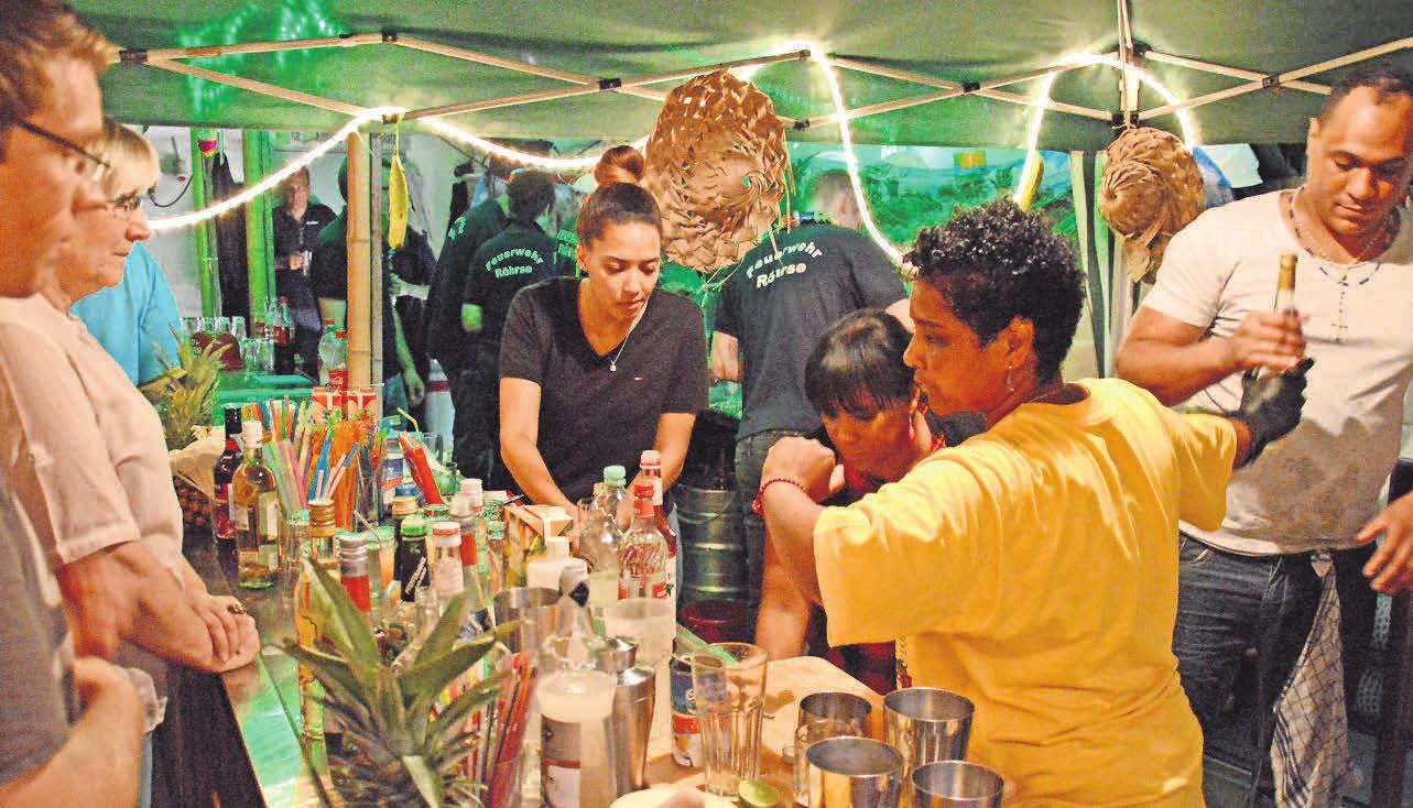 Die Mitarbeiter an der Cocktailbar hatten alle Hände voll zu tun. Die Mitarbeiter an der Cocktailbar hatten alle Hände voll zu tun.