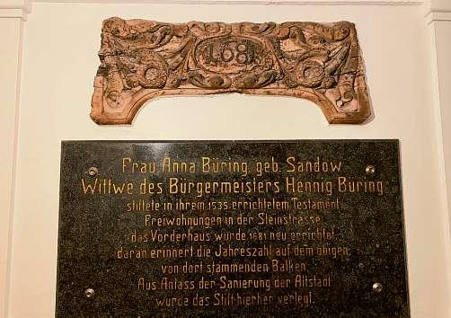 Über Stifterin Anna Büring informiert eine Tafel im Treppenhaus der Anna-Büring-Testament-Wohnungen Fotos: Götz Wiese 