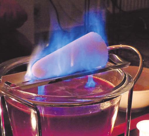 Die Feuerzangenbowle gibt Anlass, den Advent besinnlich im Kreise von Freunden oder der Familie zu feiern. Foto: Birte/www.pixabay.com Die Feuerzangenbowle gibt Anlass, den Advent besinnlich im Kreise von Freunden oder der Familie zu feiern. Foto: Birte/www.pixabay.com