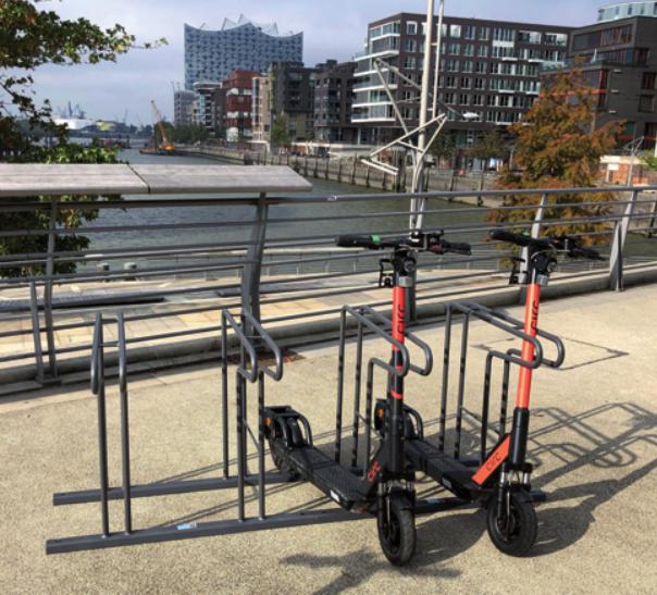 „Eingeparkt“: So können E-Scooter oder Roller bequem und unkompliziert abgestellt werden. Foto: Illmann Metallbau GmbH