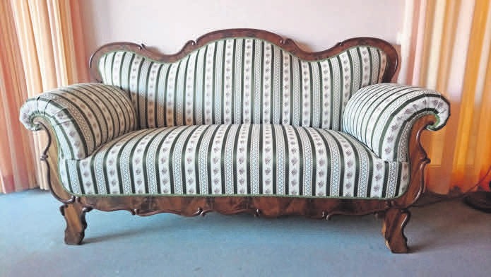 „Fast wie neu“: Dieses Sofa hat Schadi Aldabbour im Auftrag eines Kunden aufgepolstert. FOTO: R „Fast wie neu“: Dieses Sofa hat Schadi Aldabbour im Auftrag eines Kunden aufgepolstert. FOTO: R
