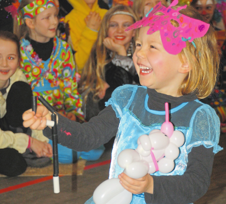 Viel zu lachen haben die kleinen Amelsbürener am Samstagnachmittag während des Kinderkarnevals. Foto: Uta Wittkampf Viel zu lachen haben die kleinen Amelsbürener am Samstagnachmittag während des Kinderkarnevals. Foto: Uta Wittkampf