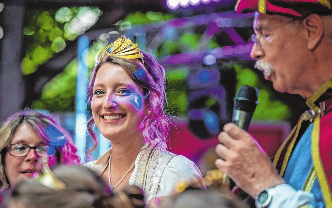 Charmante Botschafter Gerolzhofens sind beim Weinfest Weinprinzessin Julia Fuchs und Markgraf Gerold (Peter Popp). FOTO: SERGEJ CHERNOISIKOW Charmante Botschafter Gerolzhofens sind beim Weinfest Weinprinzessin Julia Fuchs und Markgraf Gerold (Peter Popp). FOTO: SERGEJ CHERNOISIKOW